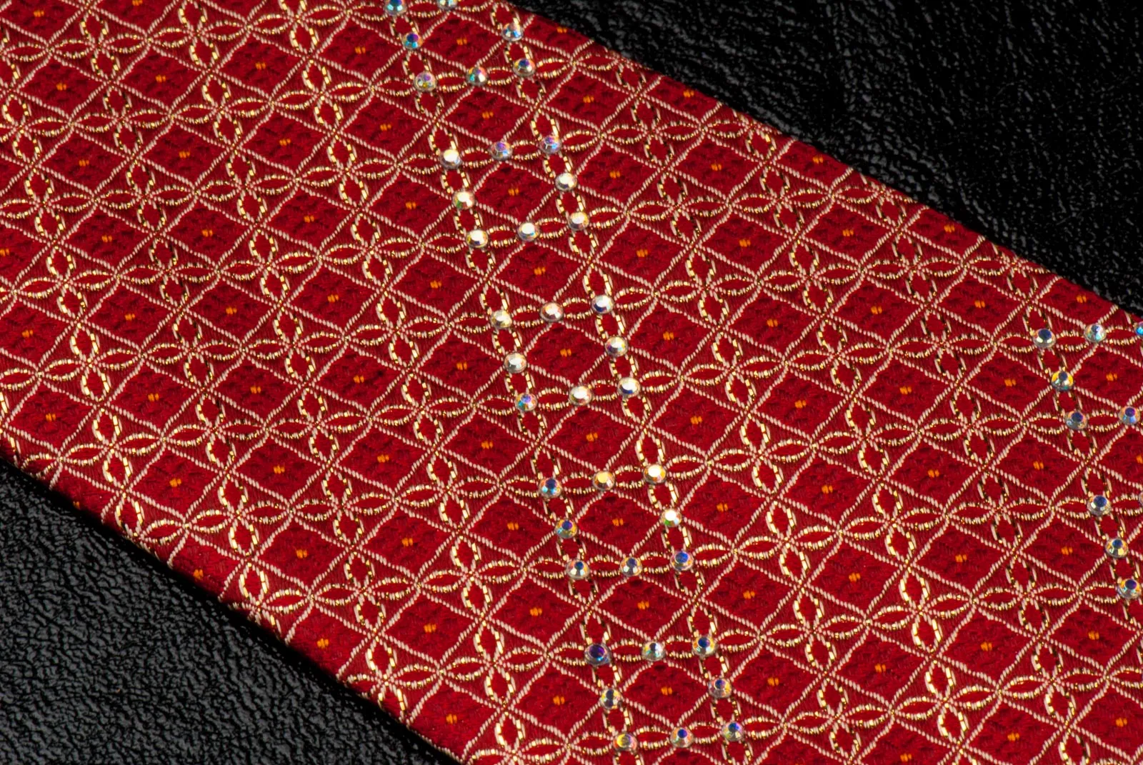 Elégance Silk Neck Tie Golden Geometric Design On Red With White Rhinestones